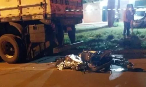 Motociclista morre na hora depois de bater em caminhão que estava estacionado