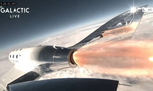 Virgin Galactic realiza primeiro voo espacial comercial com sucesso