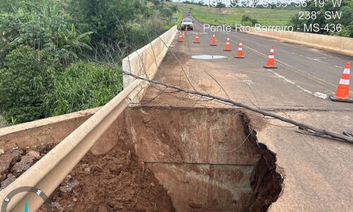 Parte da ponte sobre o córrego Barreiro cede em Camapuã e trânsito fica parcialmente interditado