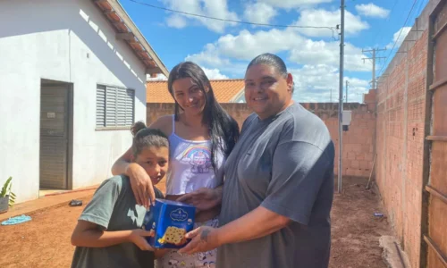 Secretaria de Assistência Social distribui panetones para beneficiários em clima natalino em Figueirão