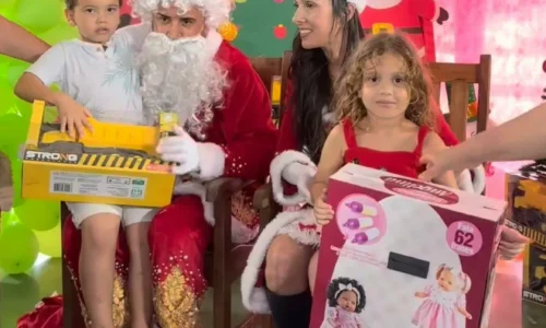 Prefeito Weliton Guimarães e primeira-dama Duane entregam presentes para as crianças de Alcinópolis na véspera de Natal