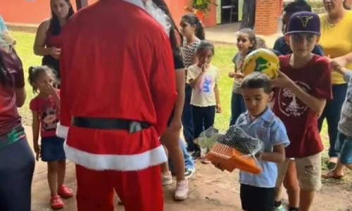 Prefeitura de Figueirão realizou entrega de brinquedos na praça central e comunidade Santa Tereza em celebração do Natal