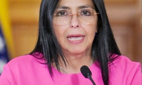 Delcy Rodríguez sanciona anistia e liberta centenas de detidos na Venezuela