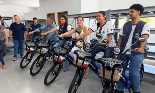 Senadora Soraya Thronicke entrega bicicletas para agentes de saúde de Porto Murtinho