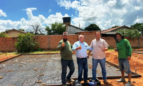 Obra de R$ 2 milhões em moradias populares avança com acompanhamento do prefeito Juvenal e vice Jorge em Figueirão