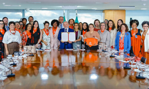 Brasil regulamenta profissão de doula e reforça humanização no SUS