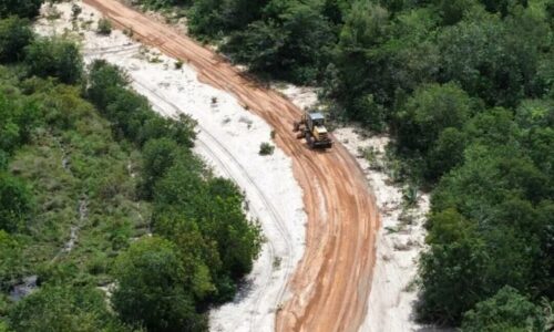 Prefeitura de Figueirão realiza melhorias em estrada rural e amplia acesso ao transporte escolar