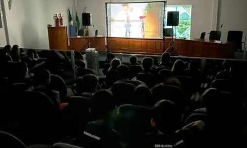 Legislativo de Figueirão lança projeto Cine Câmara e recebe alunos em sessões de cinema