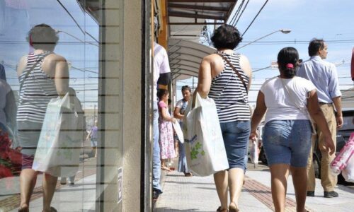 Entra em vigor portaria que regulamenta trabalho no comércio em feriados