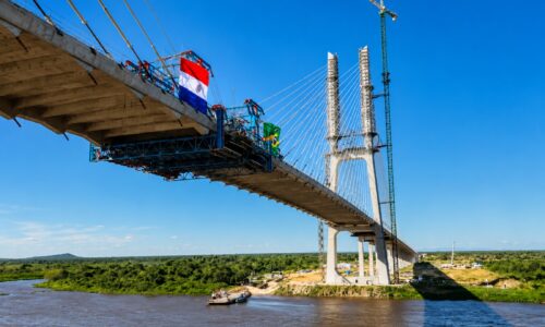 Brasil e Paraguai concluem união da ponte da Rota Bioceânica após quatro anos de obras