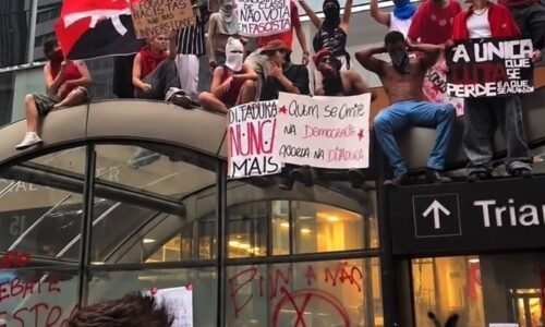 Ato pró-Lula termina com vandalismo em estações de metrô na Paulista